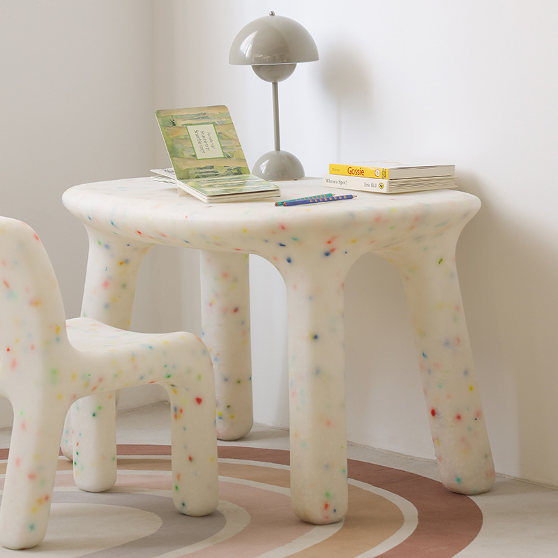 Kids Outdoor Furniture Set - 子供用学習机と椅子セット、背もたれ付き、かわいいロースツール、小型幼稚園用、屋外用プラスチック製、丈夫で耐久性のあるテーブル家具セット